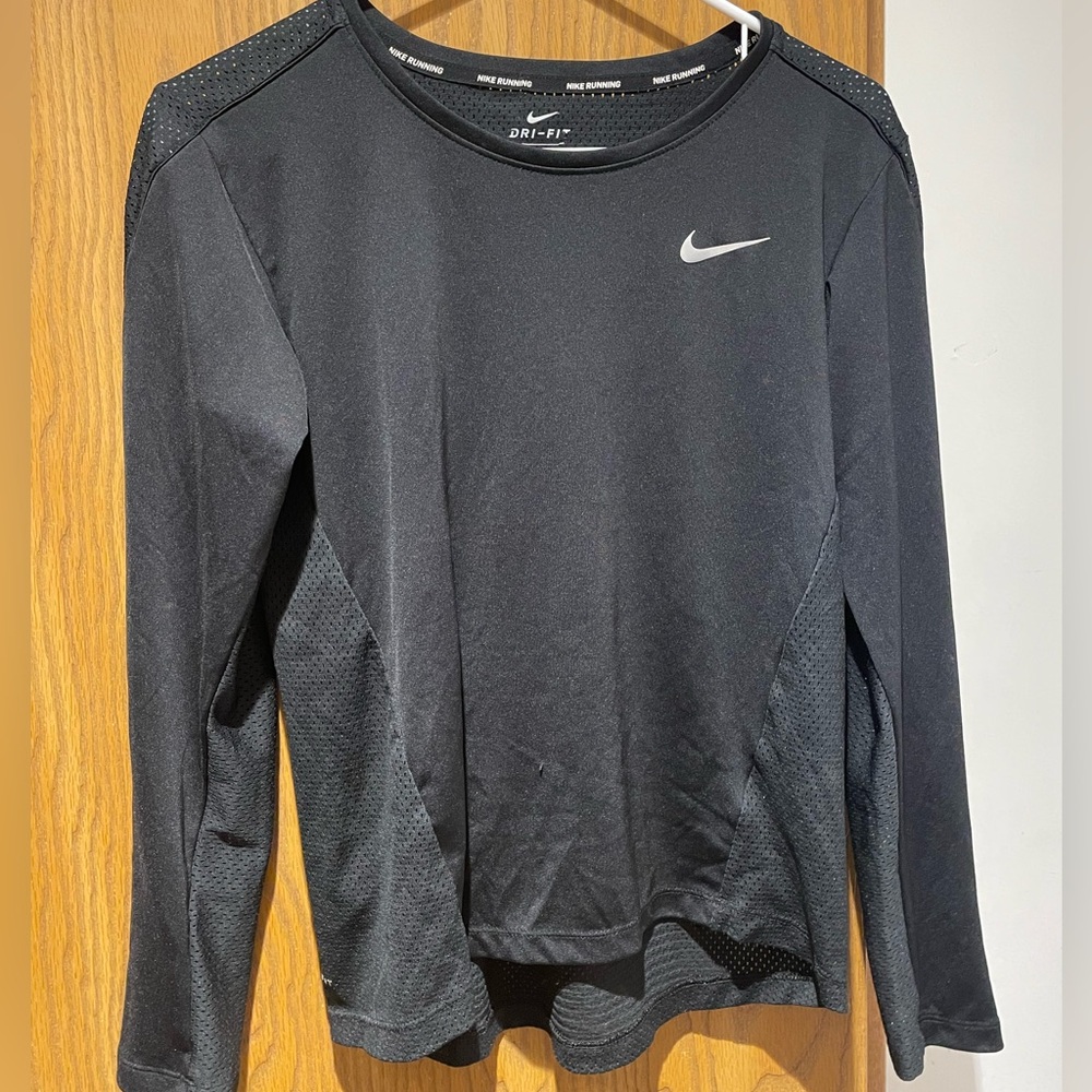 Black nike running top.